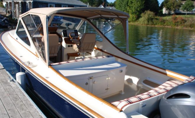 Socializing is key to the boating lifestyle, and the V25R delivers plenty of space for it.