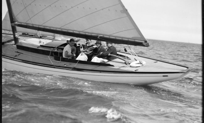 8-meter boat no. 17 racing at Marblehead. © Leslie Jones/Boston Public Library