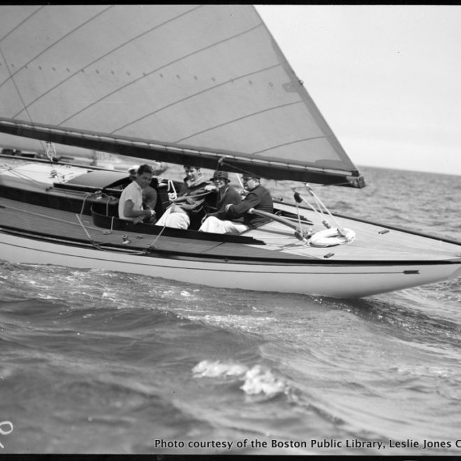 8-meter boat no. 17 racing at Marblehead. © Leslie Jones/Boston Public Library