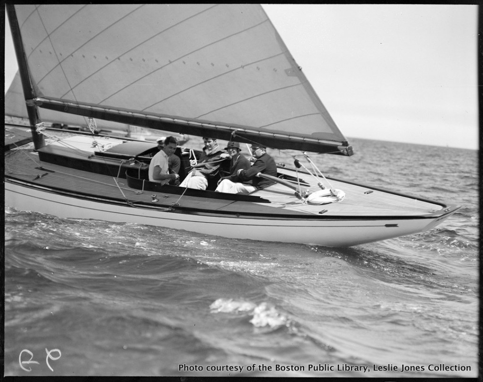 8-meter boat no. 17 racing at Marblehead. © Leslie Jones/Boston Public Library