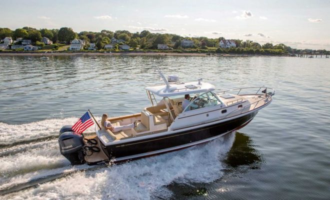 Hunt Yachts is expanding the versatility of its Surfhunter line with a new outboard-powered version.