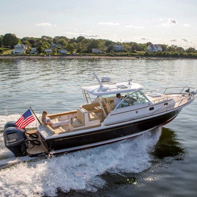 Hunt Yachts is expanding the versatility of its Surfhunter line with a new outboard-powered version.