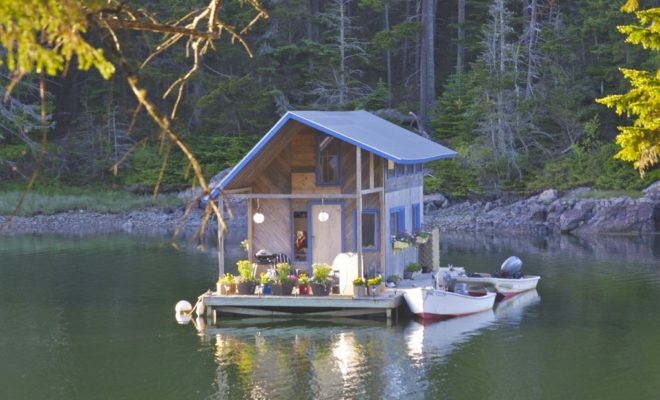 A quiet floating dwelling with a Huck Finn architecture.