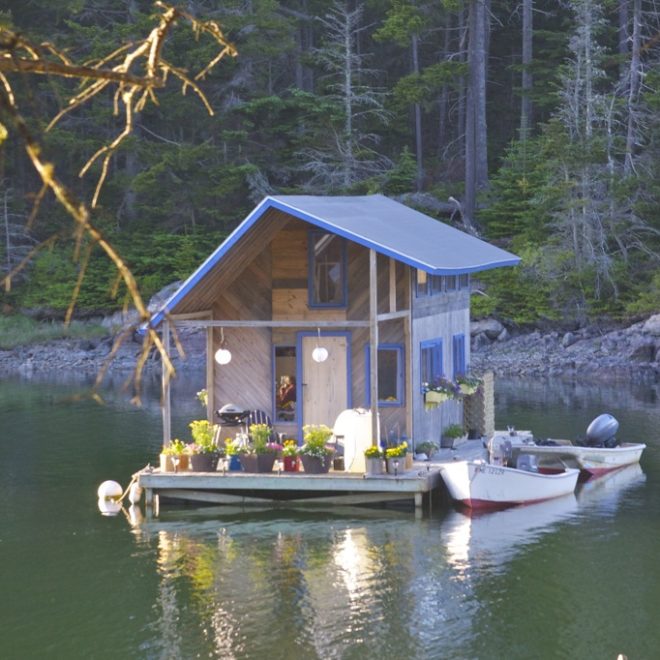 A quiet floating dwelling with a Huck Finn architecture.