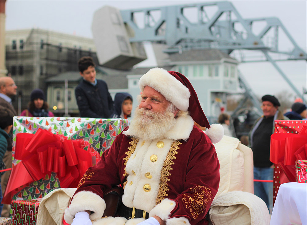 https://thisismystic.com/event/santa-arrives-by-tugboat-and-tree-lighting-2019/