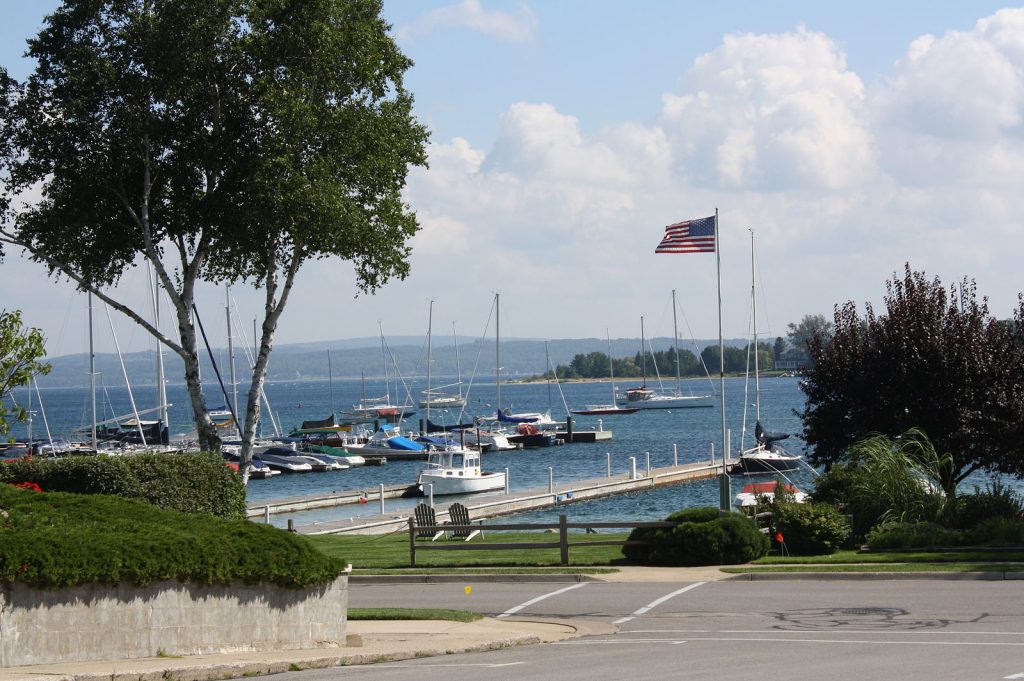 https://commons.wikimedia.org/wiki/File:Harbor_Springs_Michigan_Harbor.jpg