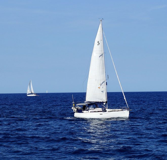 https://pixabay.com/photos/sailing-boat-sailing-yacht-4432012/