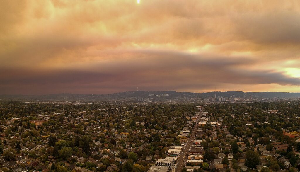 https://commons.wikimedia.org/wiki/File:Downtown_Portland_from_SE_Portland_during_2020_wildfires_-_2020-09-09_-_tedder.jpg