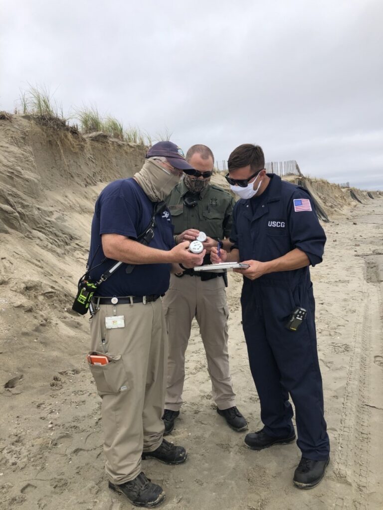 https://www.dvidshub.net/image/6396020/coast-guard-delaware-department-natural-resources-and-environmental-control-overseeing-cleanup-oil-patties-broadkill-beach-delaware