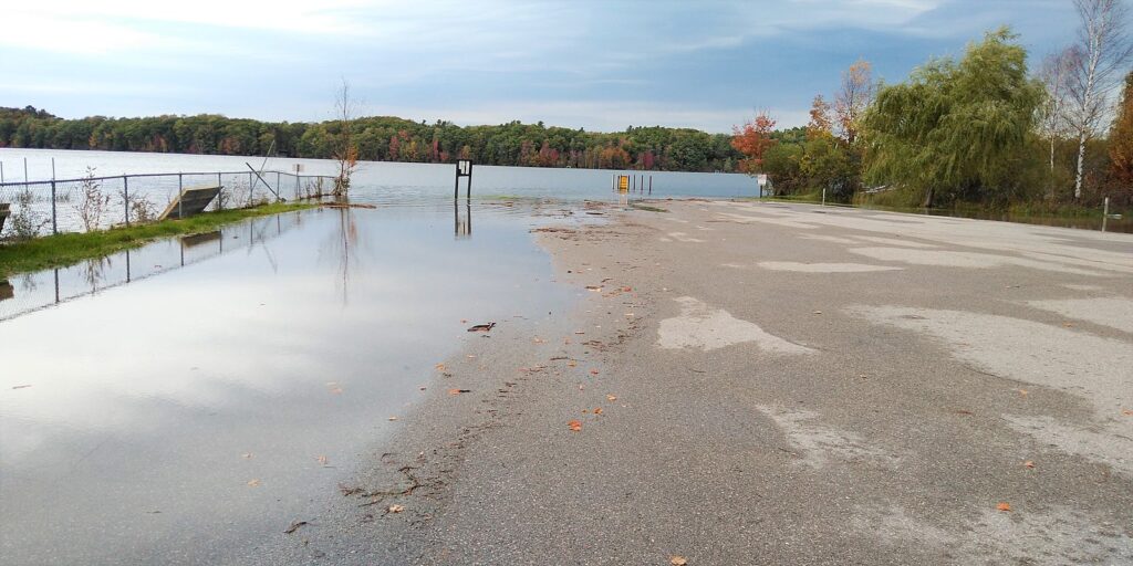 https://commons.wikimedia.org/wiki/File:Lower_Herring_Lake_Public_Access_flood.jpg