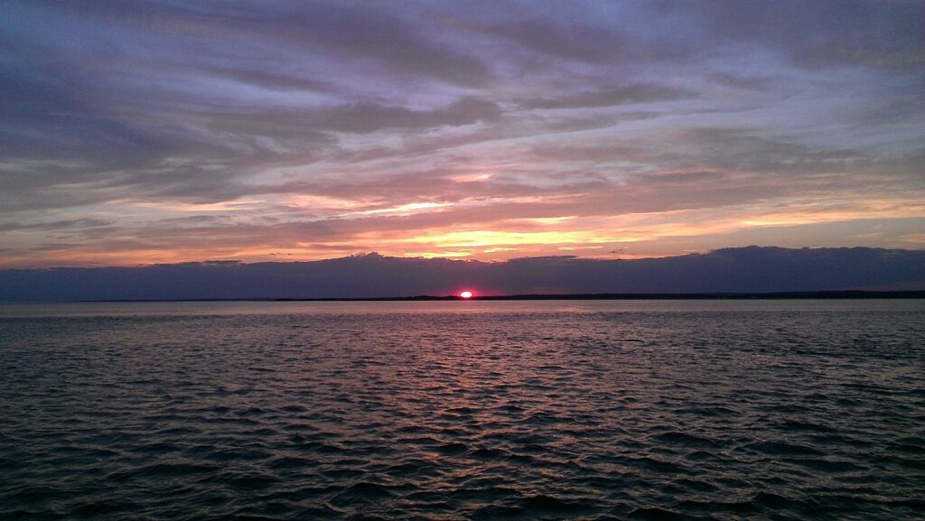 https://commons.wikimedia.org/wiki/File:Sunset_on_Long_Island_Sound.jpg