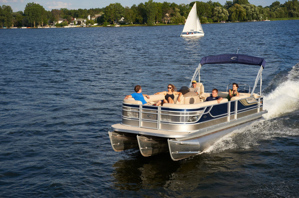 https://commons.wikimedia.org/wiki/File:Crest_Caribbean_Pontoon_Boat.jpg