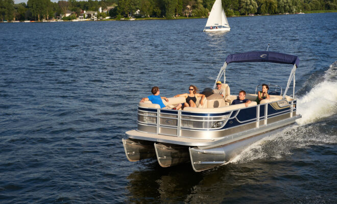 https://commons.wikimedia.org/wiki/File:Crest_Caribbean_Pontoon_Boat.jpg