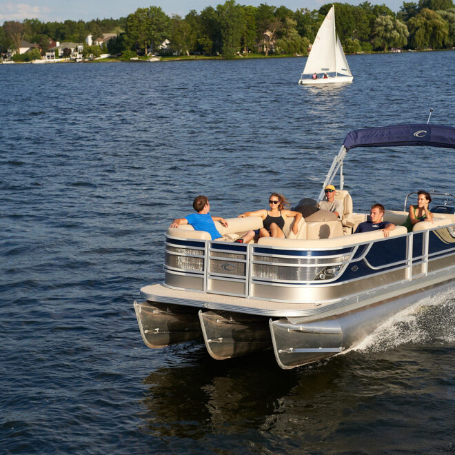 https://commons.wikimedia.org/wiki/File:Crest_Caribbean_Pontoon_Boat.jpg