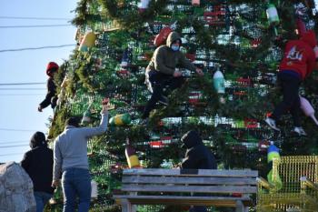 https://www.penbaypilot.com/article/rockland-s-lobster-trap-tree-rises-its-20th/141201