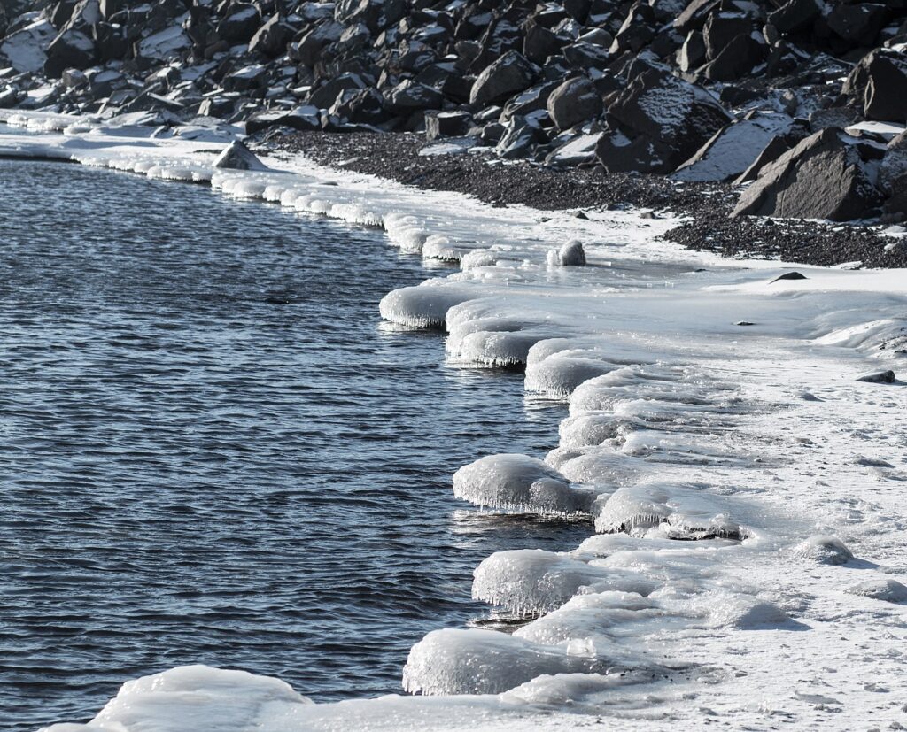 https://commons.wikimedia.org/wiki/File:Frozen_Shore,_Lake_Superior,_Duluth_(16189194485).jpg