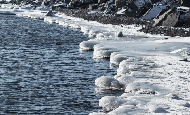 https://commons.wikimedia.org/wiki/File:Frozen_Shore,_Lake_Superior,_Duluth_(16189194485).jpg