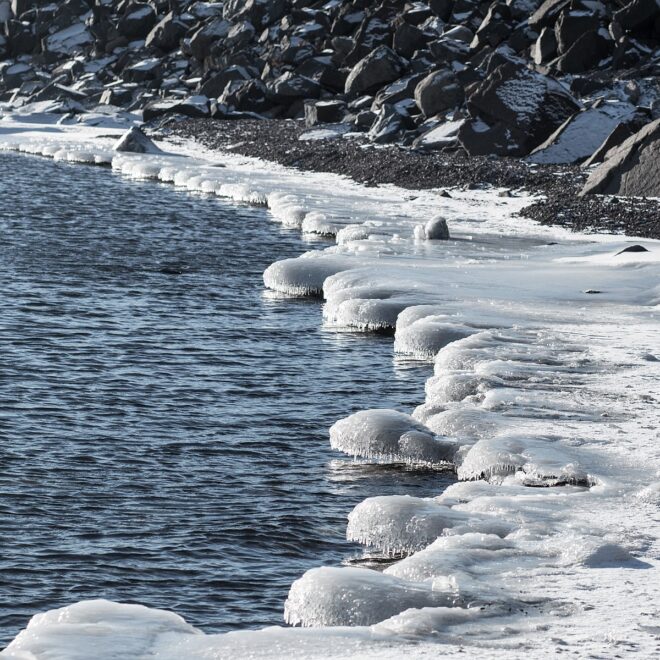 https://commons.wikimedia.org/wiki/File:Frozen_Shore,_Lake_Superior,_Duluth_(16189194485).jpg