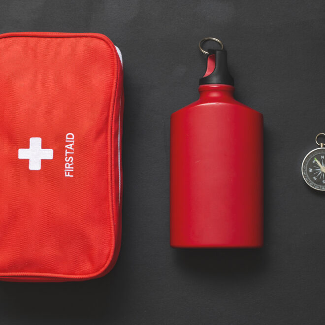 https://oceangrafixblog.wordpress.com/2021/02/02/what-should-be-in-my-boat-safety-kit/