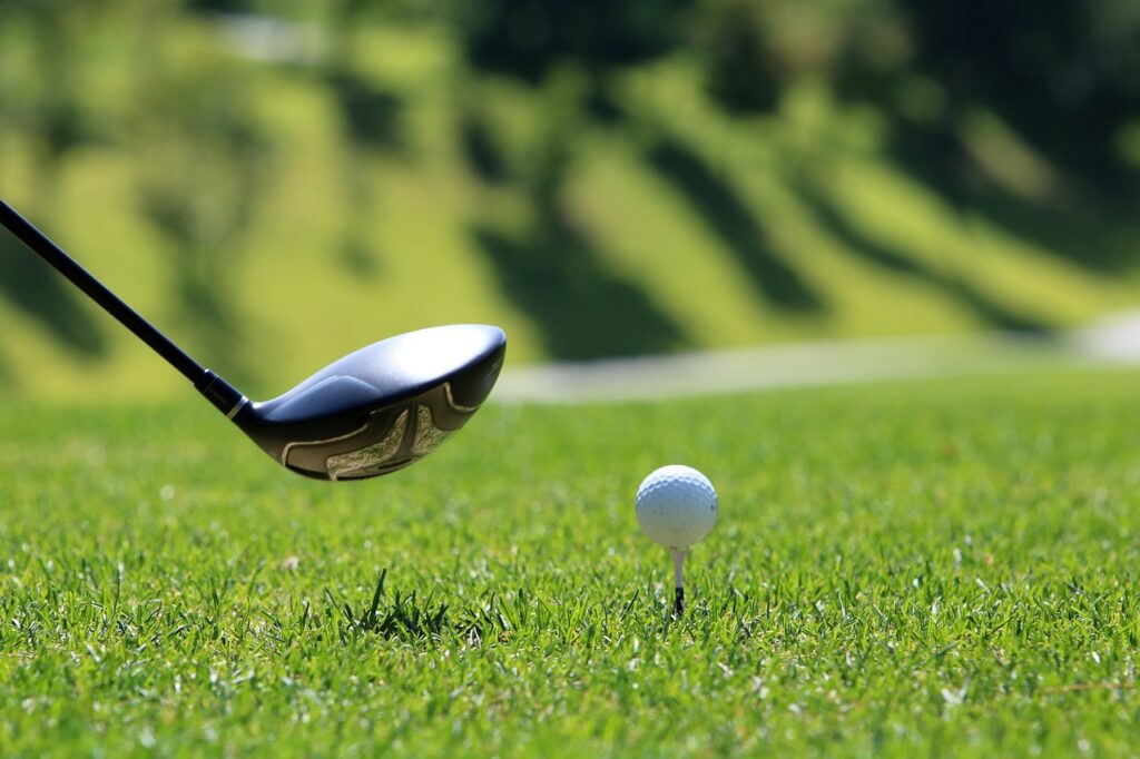 https://pixabay.com/photos/golf-golf-course-grass-sports-3685616/