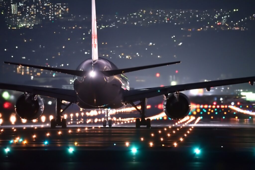 https://pixabay.com/photos/night-flight-plane-airport-2307018/