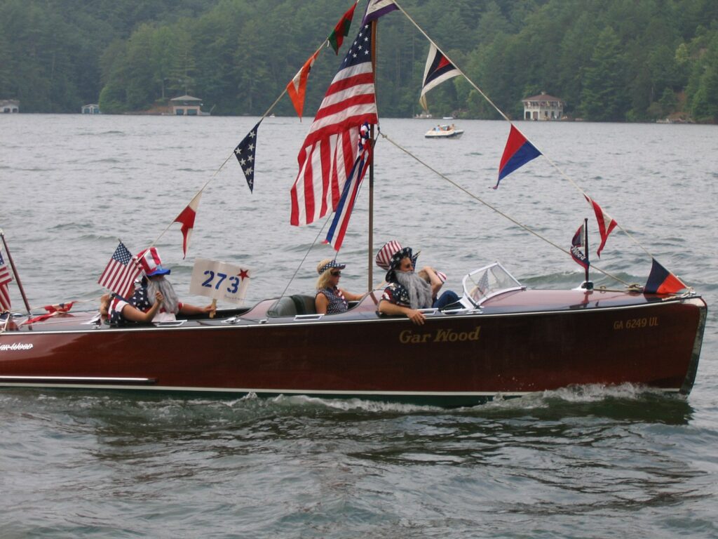 https://upload.wikimedia.org/wikipedia/commons/4/4d/Lake_rabun_boat_parade.JPG