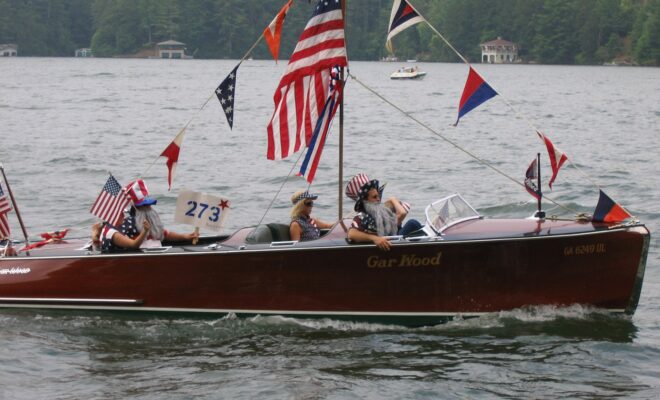 https://upload.wikimedia.org/wikipedia/commons/4/4d/Lake_rabun_boat_parade.JPG