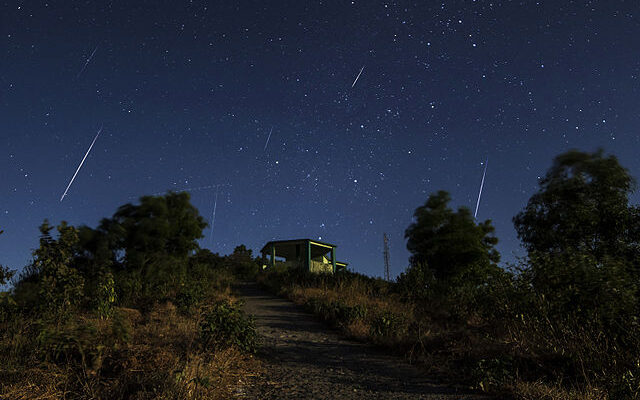 Geminid Meteor Asim Patel, CC BY-SA 3.0 , via Wikimedia Commons