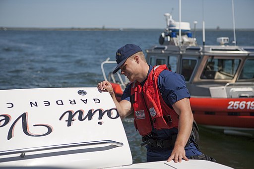 Coast Guard News, CC BY 2.0 boatingsafety , via Wikimedia Commons