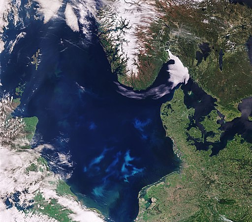 Contains modified Copernicus Sentinel data 2022, CC BY-SA 3.0 IGO ,North_Sea_bloom via Wikimedia Commons