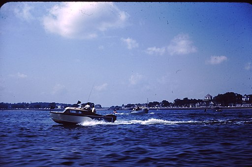 Glenn from West Virginia, USA, CC BY-SA 2.0 <https://creativecommons.org/licenses/by-sa/2.0>, 1950s_boat_Gloucester_Massachusetts_USA_5336085003 via Wikimedia Commons