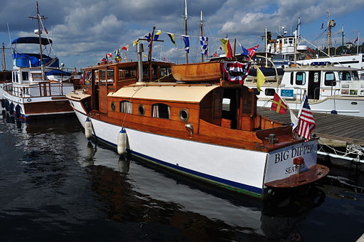 Joe Mabel, CC BY-SA 3.0 <https://creativecommons.org/licenses/by-sa/3.0>, 512px-Big_Dipper_(boat)_01 via Wikimedia Commons