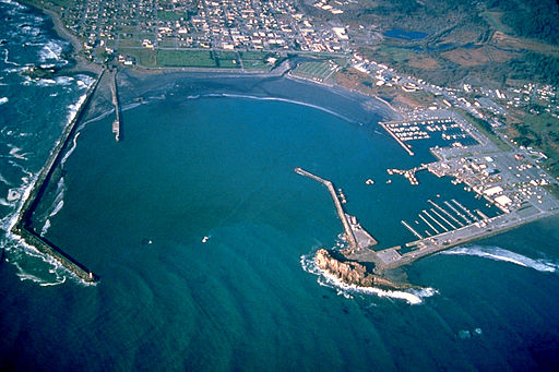 Robert Campbell, CC BY-SA 3.0 <https://creativecommons.org/licenses/by-sa/3.0>, 512px-Crescent_City_California_harbor_aerial_view via Wikimedia Commons