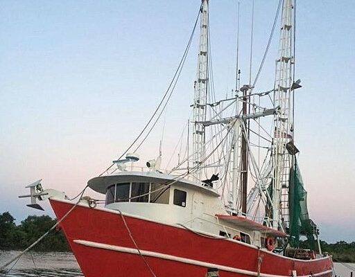 Bob@workboats-usa.com, CC BY-SA 4.0 , Commercial_Fishing_Boats_at_Overstockboats via Wikimedia Commons