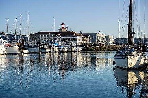 Cindy Shebley, CC BY 2.0 , Everett_WA._-_USA_02_19_2020_Boat_mooring_with_Anthony's_Homeport_Resturant_on_Port_Gardner_bay._(49565791383) via Wikimedia Commons