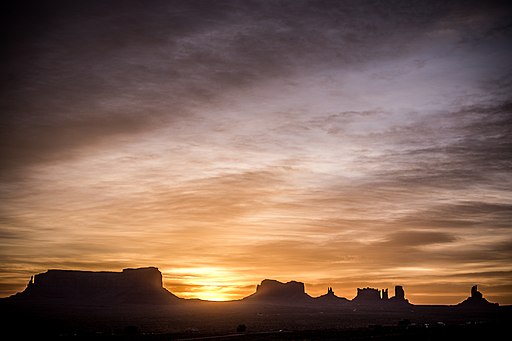 m01229 from USA, CC BY-SA 2.0 <https://creativecommons.org/licenses/by-sa/2.0>, 512px-What_a_beautiful_sunrise_at_Monument_Valley_(27395067711) via Wikimedia Commons